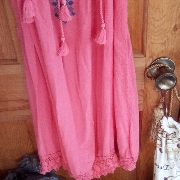Chic Pink Midi Dress with Tassel Details - Picture 5 of 7